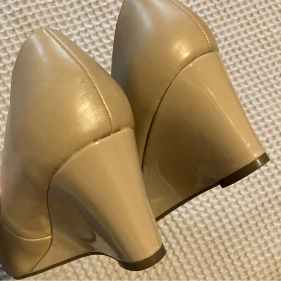 Anne Klein Women's Tan Wedge Shoes Pumps, Size 7 - Picture 6 of 6